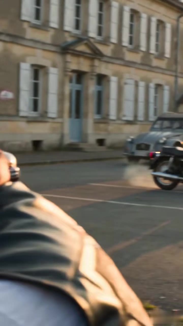Abandonnée devant l'école, une petite fille voit surgir les frères d'armes de son père.