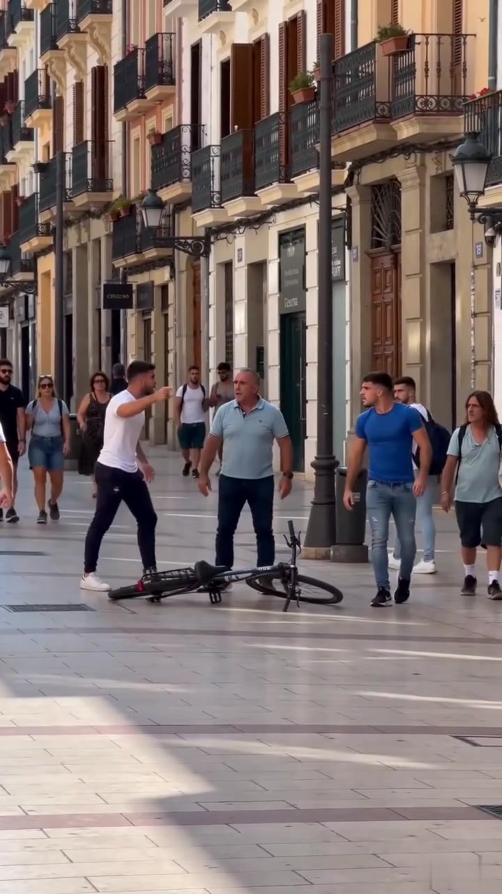 La policía la arrestó por un crimen falso, pero un oficial descubrió la verdad