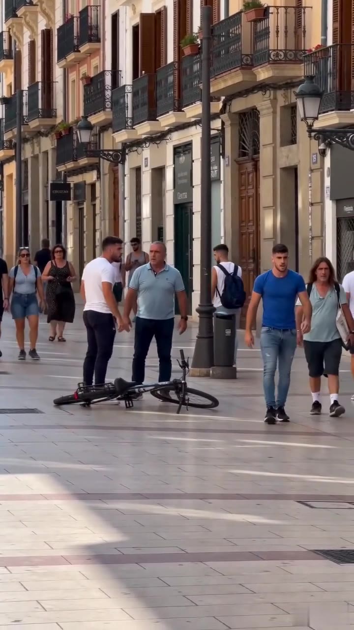 La policía la arrestó por un crimen falso, pero un oficial descubrió la verdad