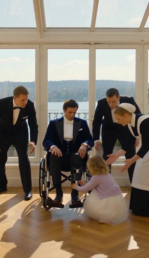 A Barefoot Girl Stopped My Wheelchair and Said She Could Make Me Walk — Then I Saw the Locket