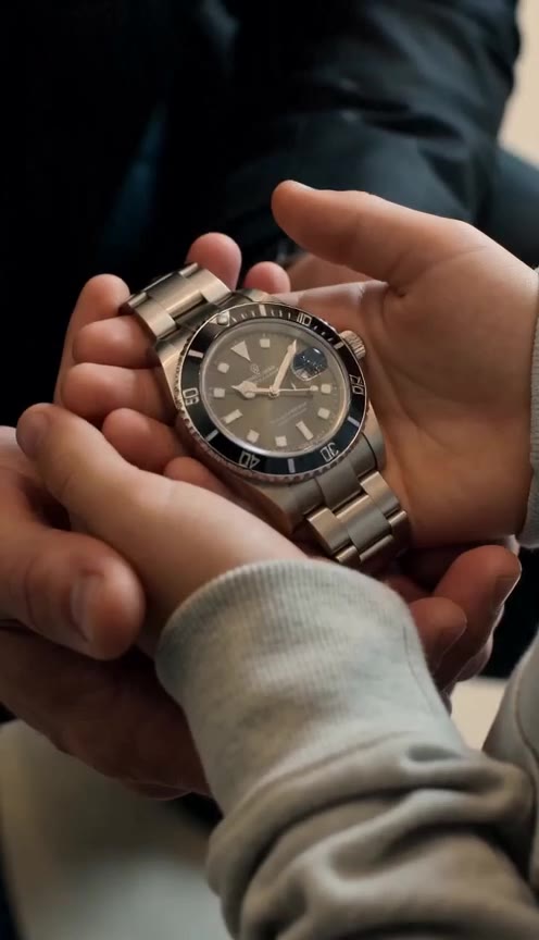 A Boy Noticed My Silver Watch, But His Mother’s Reaction Changed My Life Forever