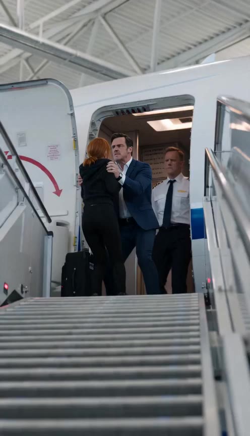 A Brave Pilot Rescues a Bruised Woman Being Forced Onto His Flight