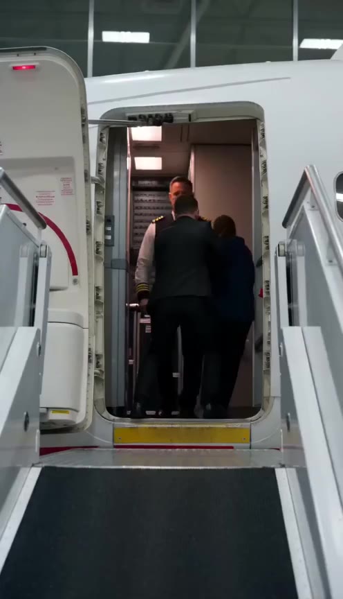 The Brave Pilot Who Stopped a First-Class Passenger Saved a Terrified Woman