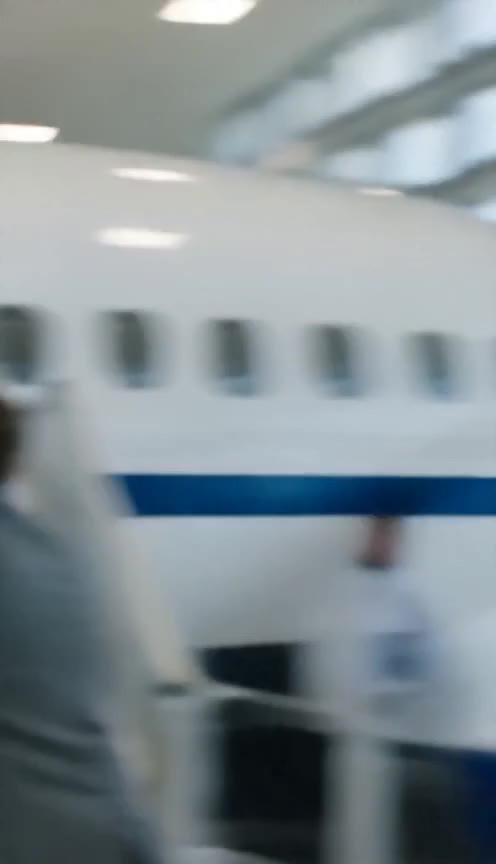 A Brave Pilot Steps in When a Husband Forces His Injured Wife to Fly