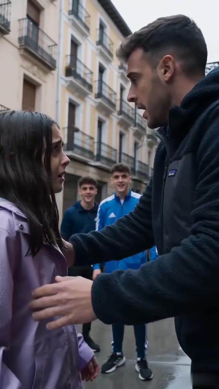 La caída bajo la lluvia que me reveló la cruel traición de mi novio