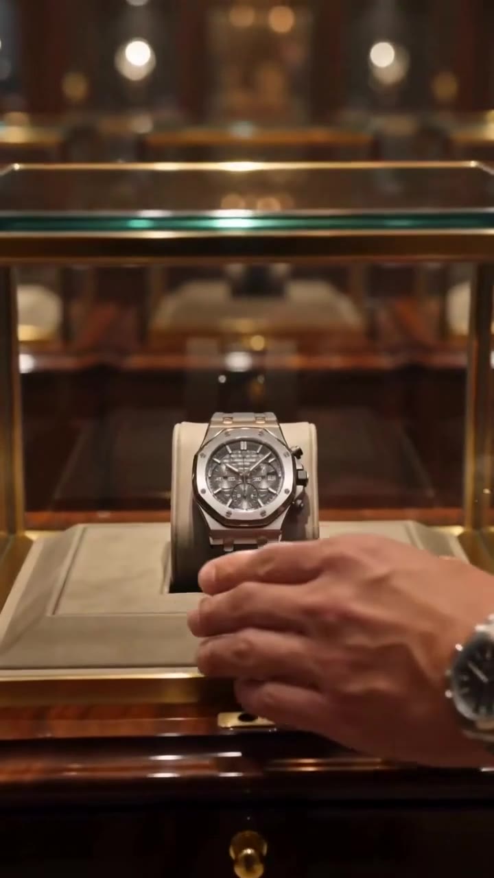 A Cruel Watch Shop Manager Insulted a Poor Widow, Then Saw the Portrait