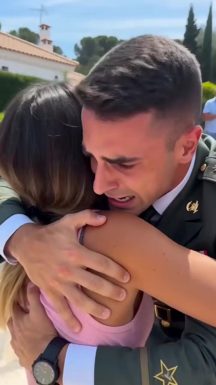 Mi cuidadora me humilló en el suelo sin saber que mi hermano militar vigilaba