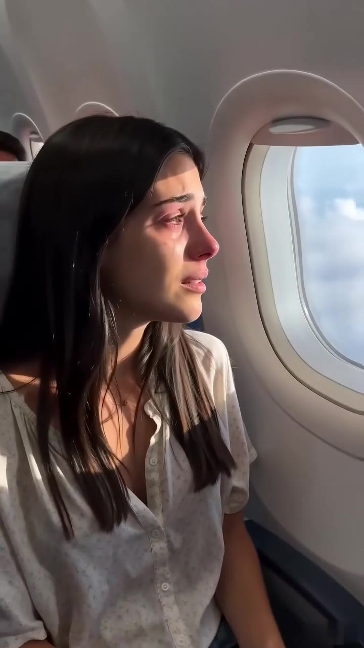 El desconocido que calmó a mi bebé en el avión ocultaba un trágico secreto