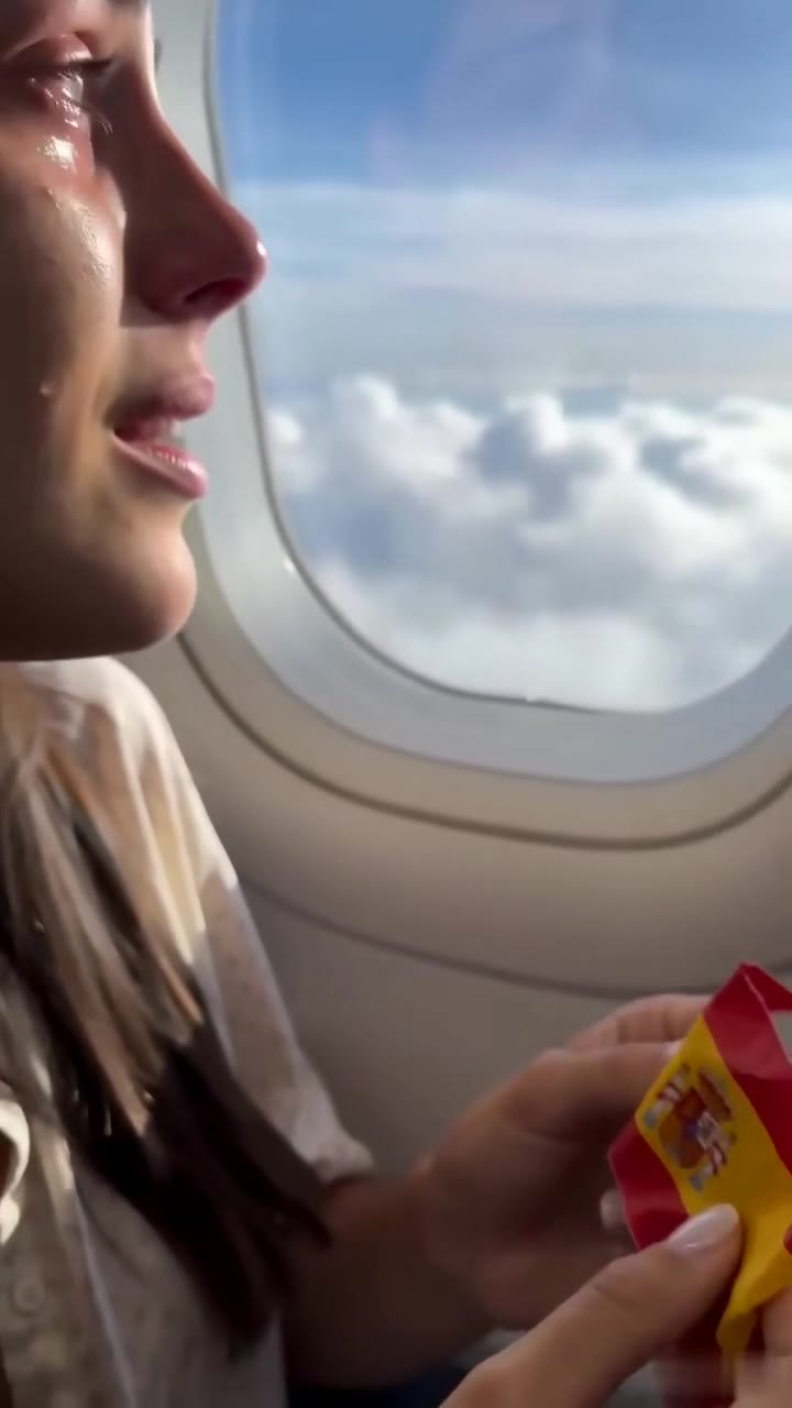 El desconocido que calmó a mi bebé en el avión ocultaba un trágico secreto