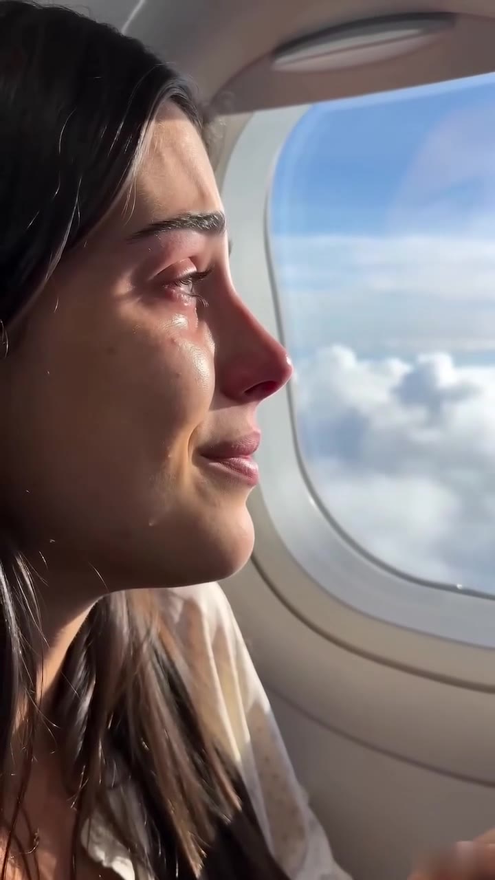 El desconocido que calmó a mi bebé en el avión ocultaba un trágico secreto