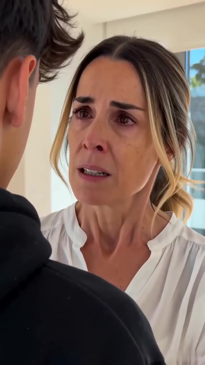 Descubrí a mi esposa maltratando a mi madre y el secreto que ocultaban me destrozó