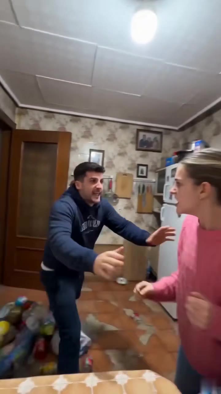 Descubrí que la cuidadora de mi madre la maltrataba y el secreto familiar me destrozó