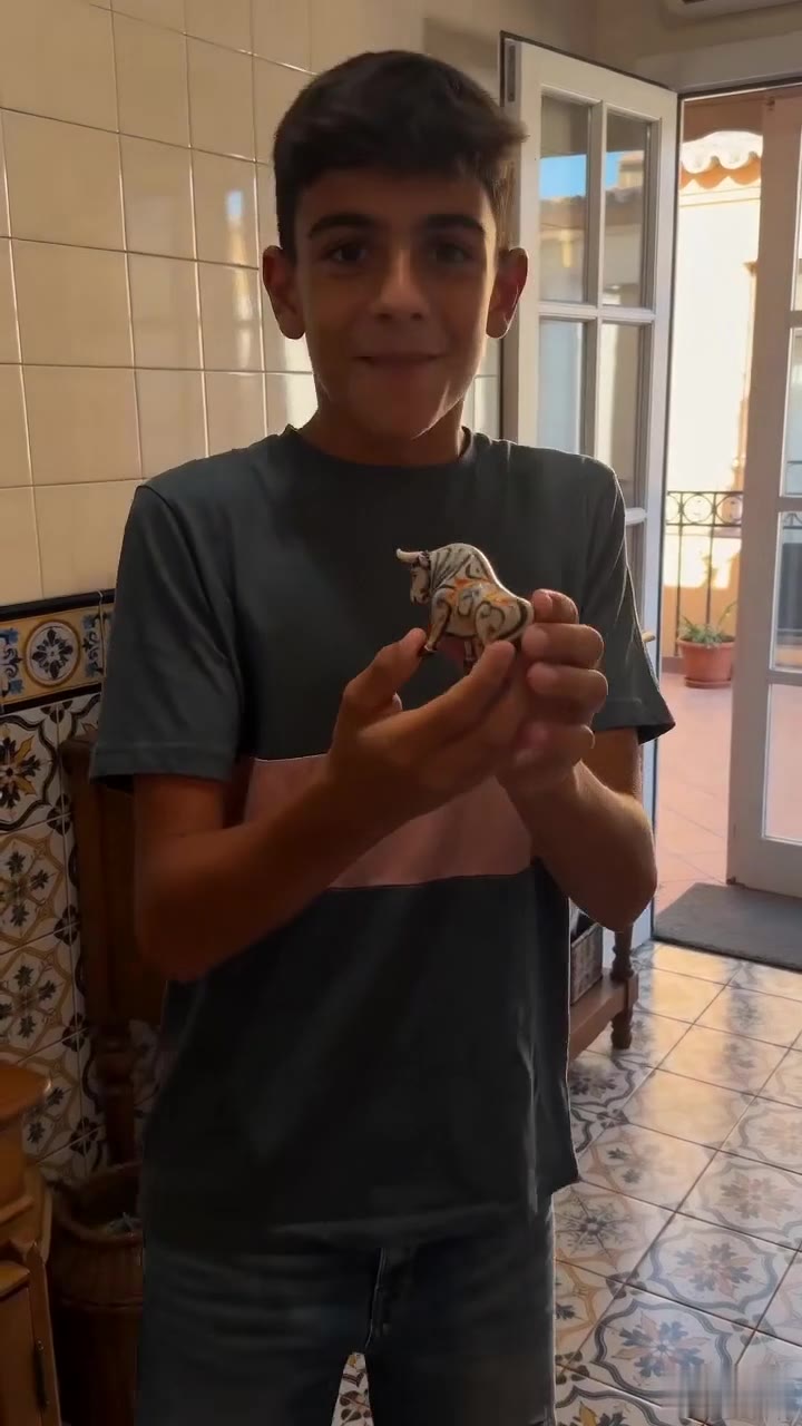 Dos niños temblando llamaron a mi puerta y revelaron un secreto del pasado