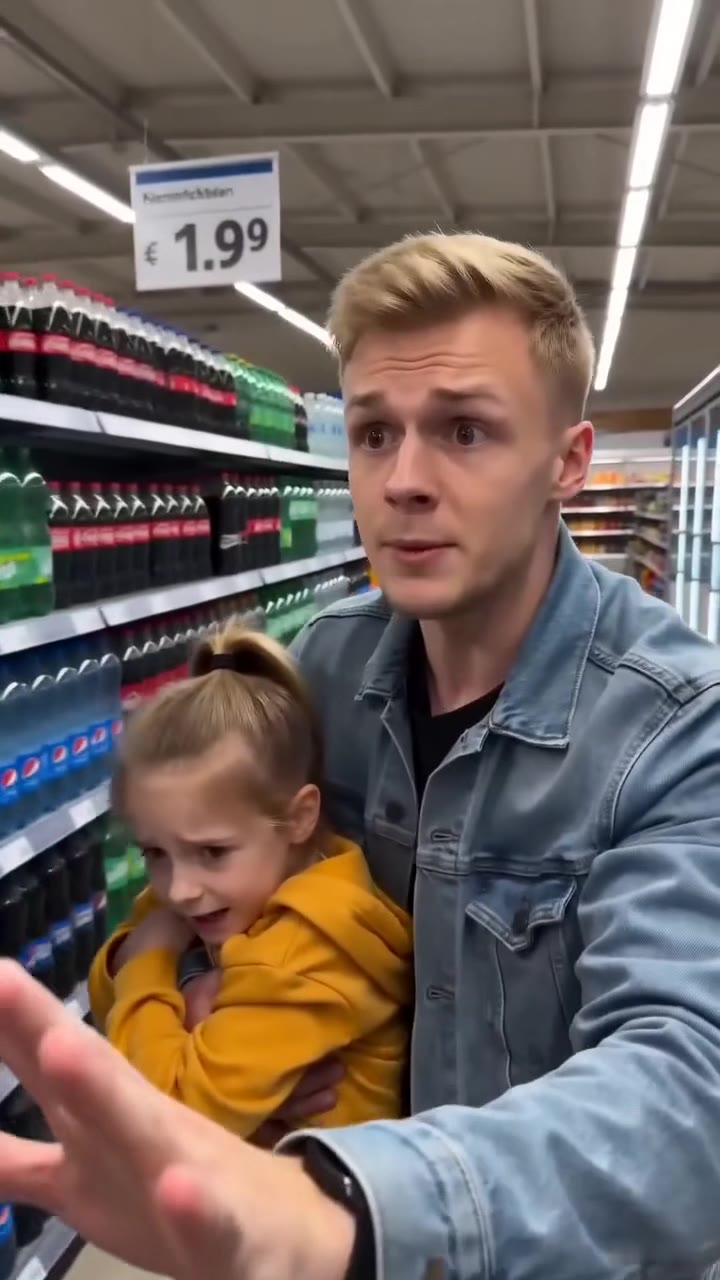 Ein Fremder umarmt meine kleine Tochter im Supermarkt – seine Begründung erschüttert mich tief