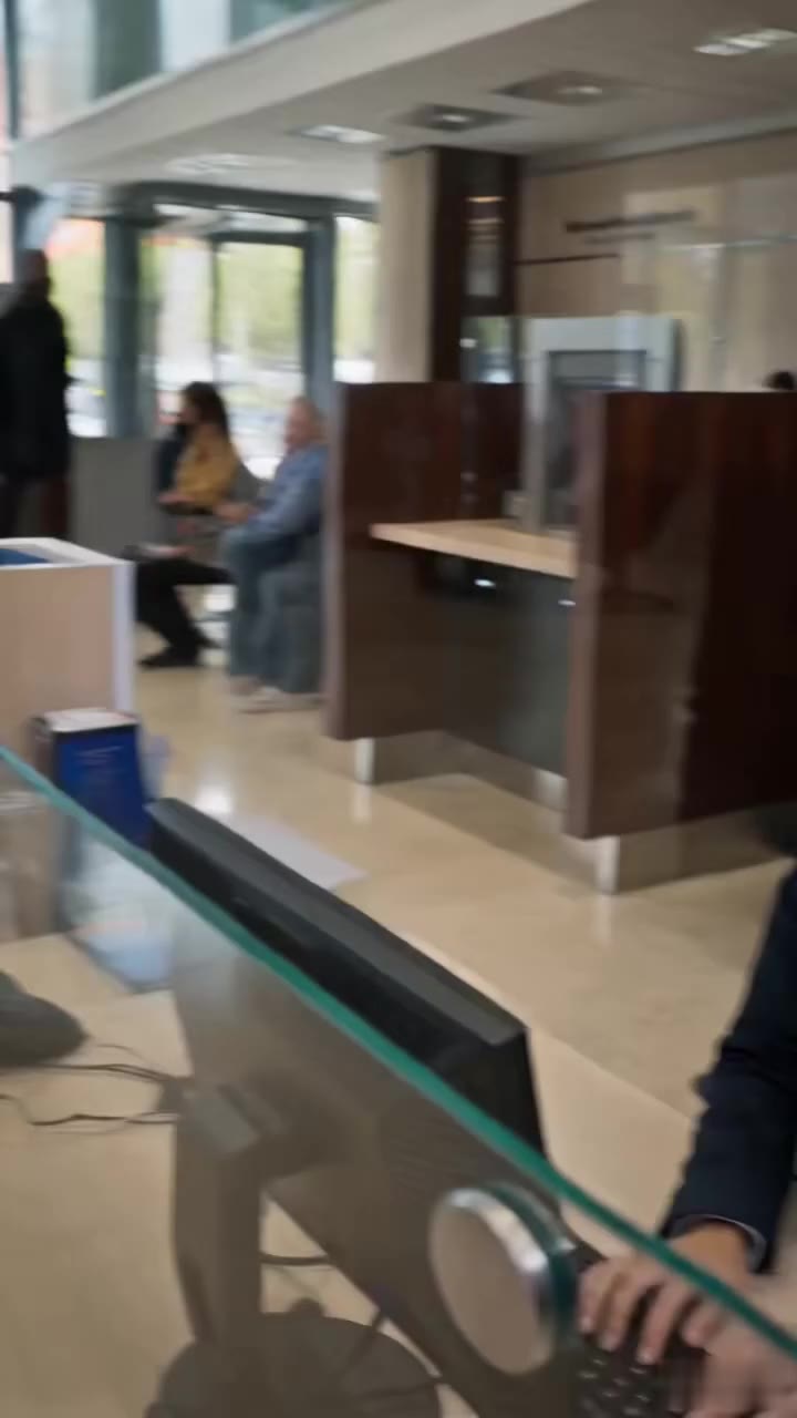 El cajero que intentó echar a un niño sin saber quién era su abuela