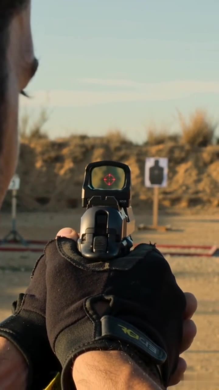 El campeón arrogante se burló de su rifle viejo sin saber quién era ella
