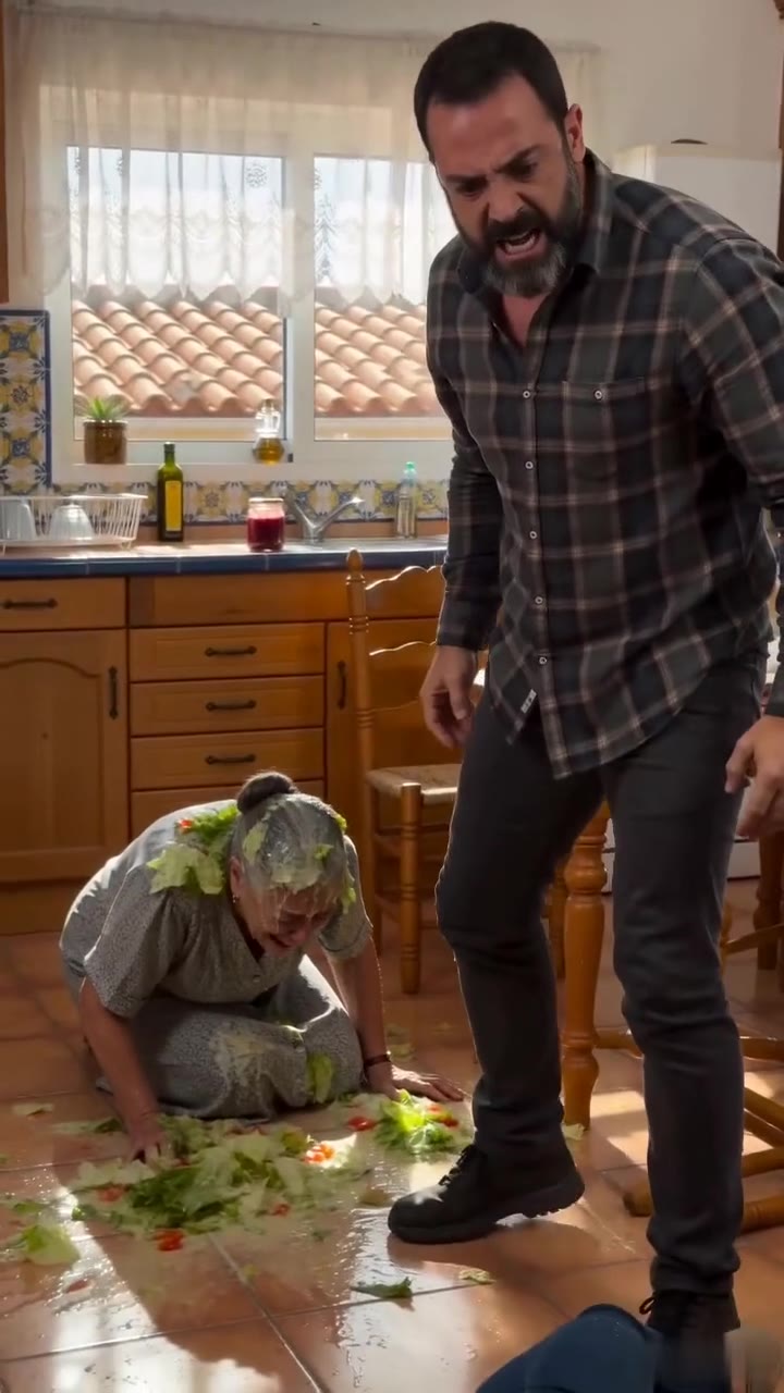 El día que mi esposa humilló a mi madre descubrí su plan más oscuro