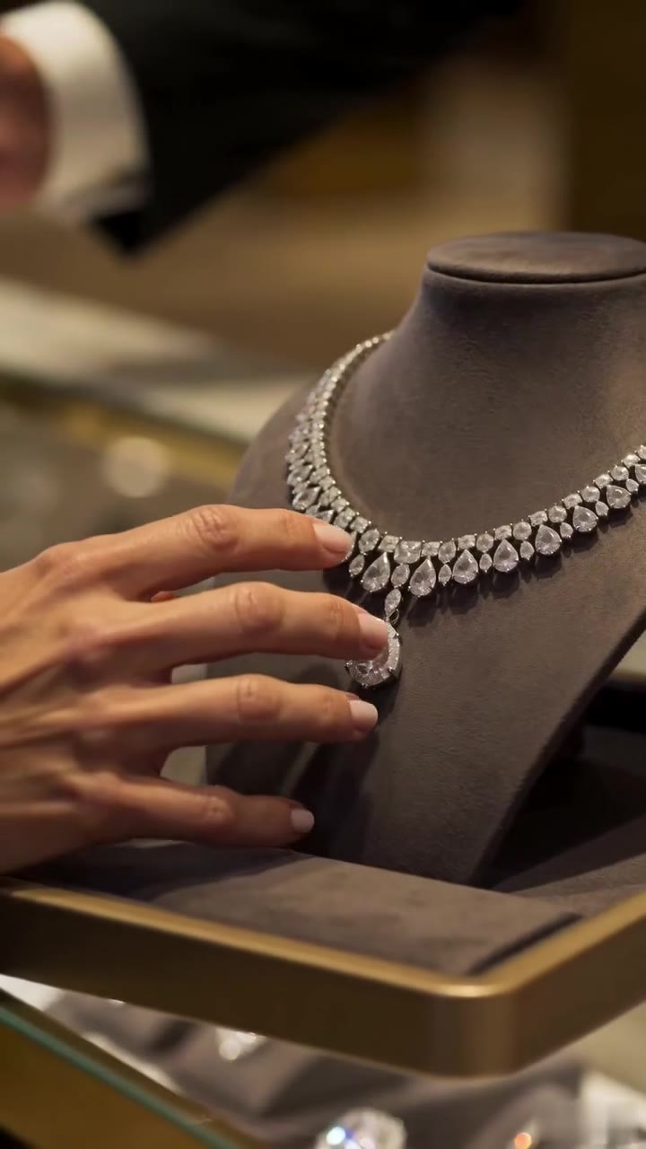 El fundador olvidado que regresó a su antigua joyería para dar una lección