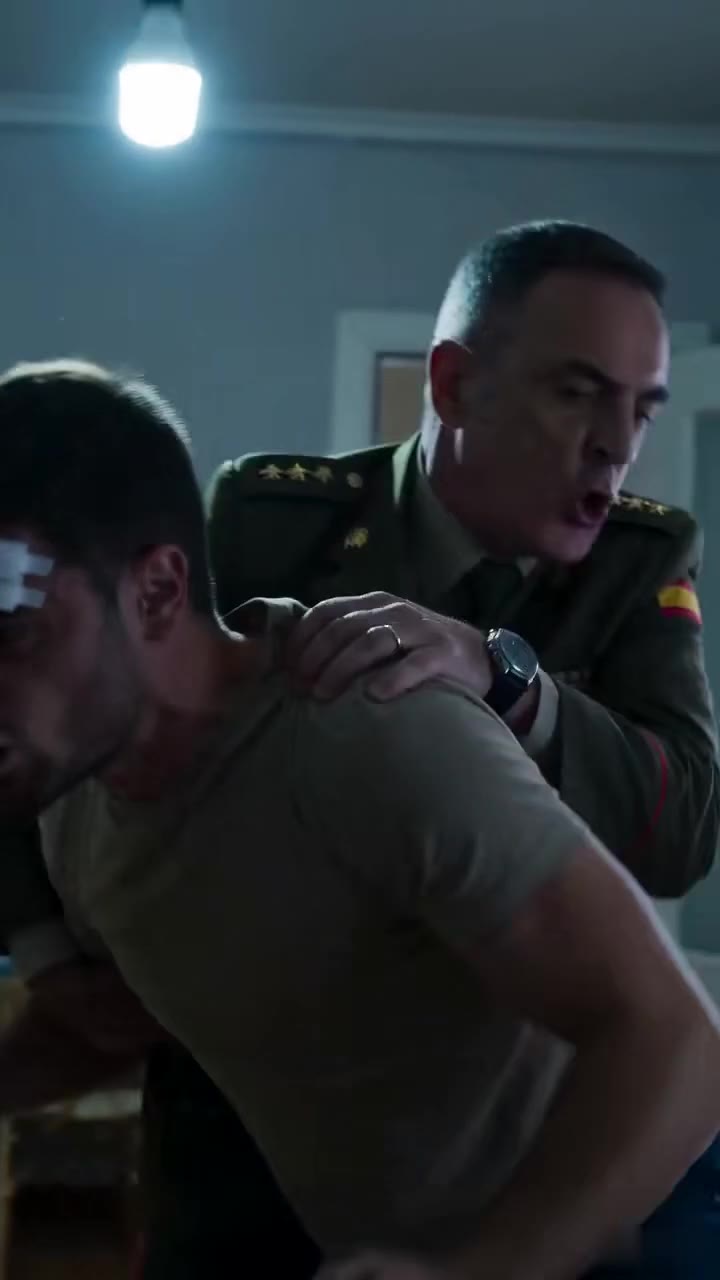El militar que derribó mi puerta para salvarme resultó ser mi verdadero padre