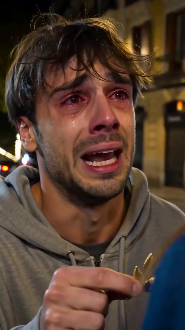 El broche de un extraño en la calle reveló el secreto de mi familia