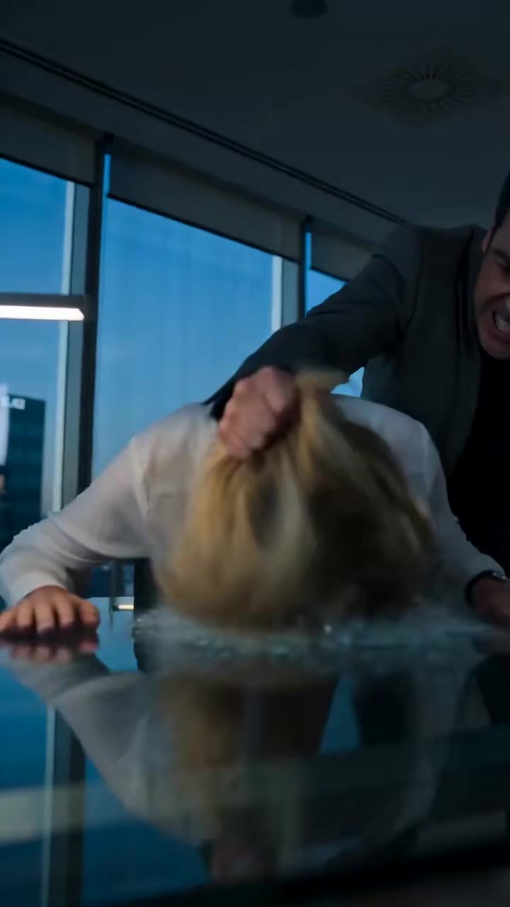 El ataque de mi jefe casi me destruye hasta que mi compañera arriesgó todo