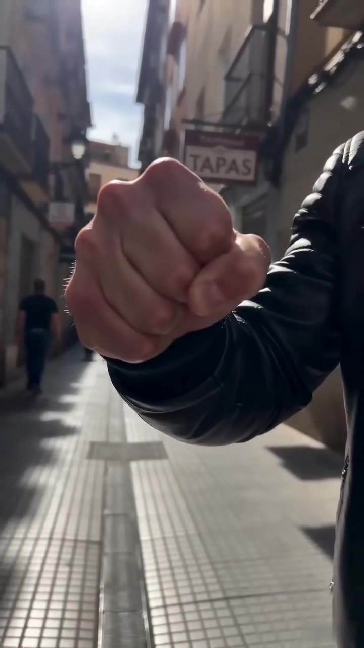 El regreso inesperado del soldado que salvó a su madre de un monstruo familiar