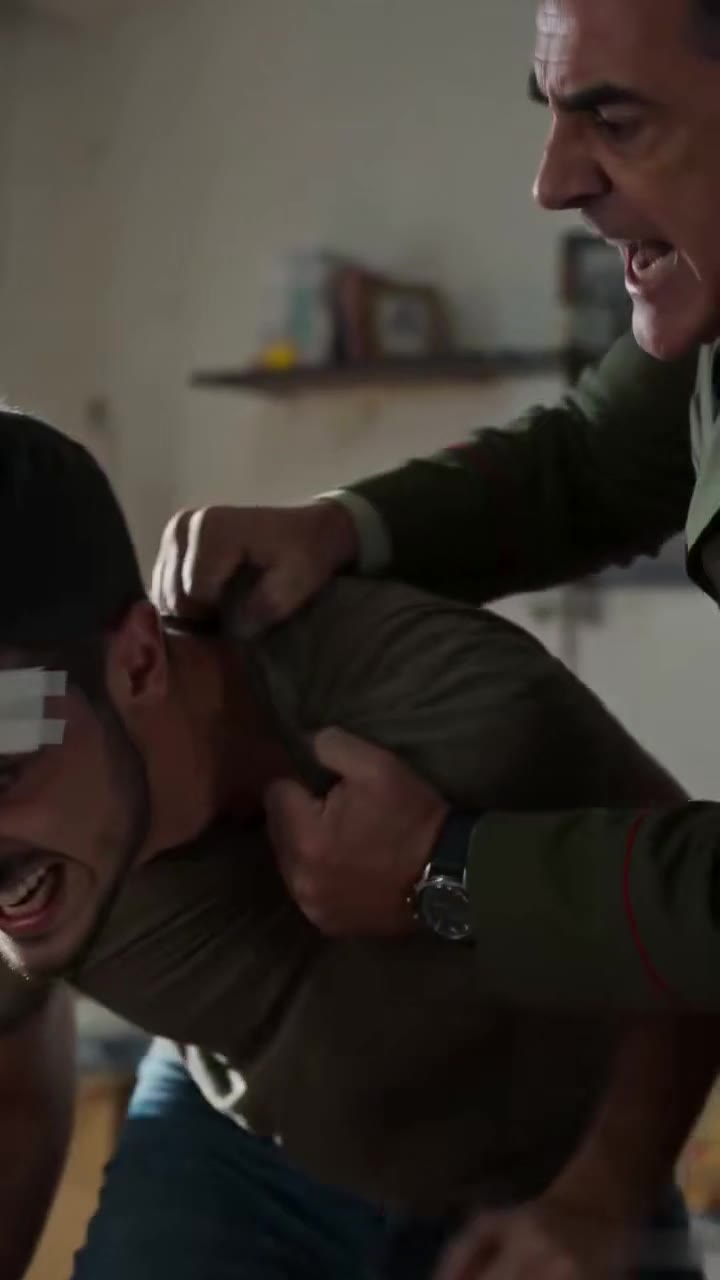 El secreto de mi esposo cayó cuando mi padre militar derribó la puerta