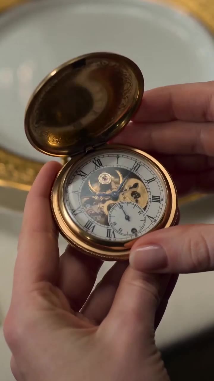 El secreto del medallón de oro que unió a dos extraños en Madrid