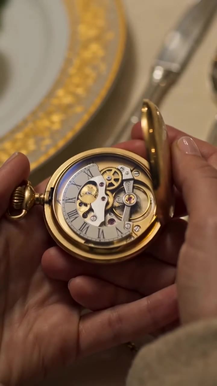 El secreto del medallón de oro que cambió la vida de Clara para siempre