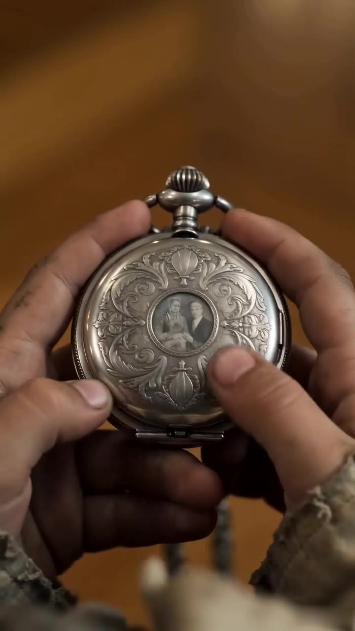 El secreto del viejo reloj que una niña huérfana llevó a la gran gala