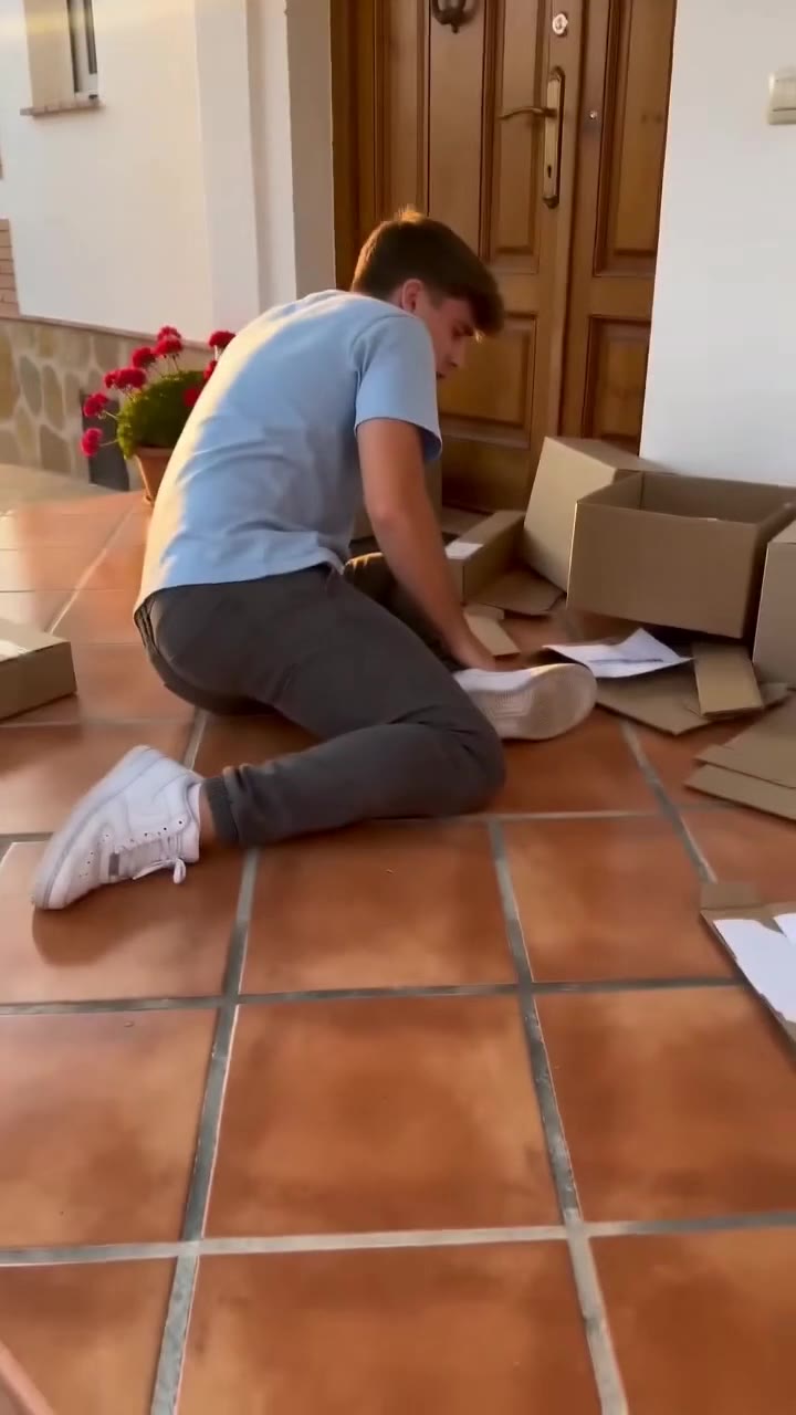 El secreto oculto bajo las escaleras rotas que destrozó a nuestra familia
