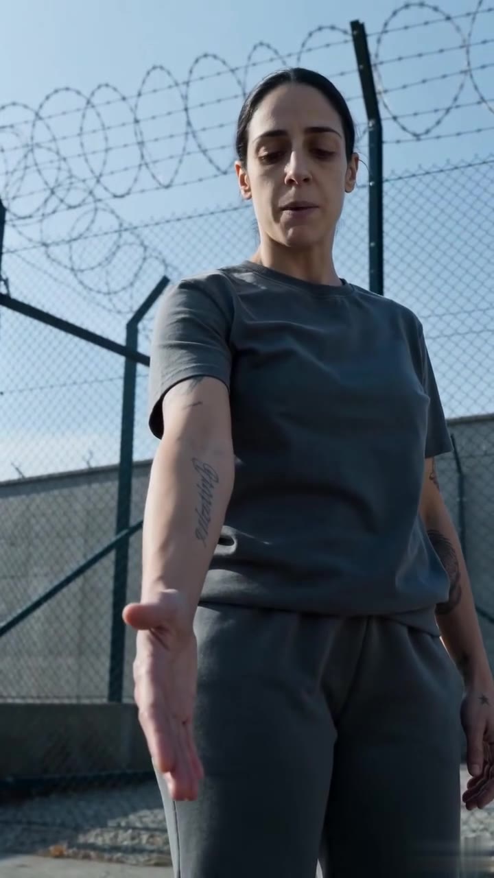 En prison, elle tend la main à sa pire ennemie pour une raison bouleversante