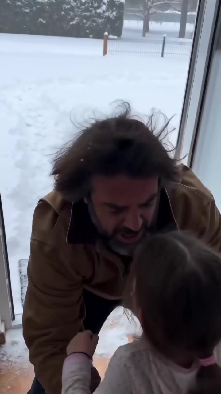 Encontré a mi hija congelándose en la nieve mientras mi esposa estaba con otro