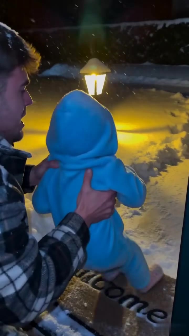 Encontré a mi pequeña en la nieve mientras mi esposa estaba con su amante