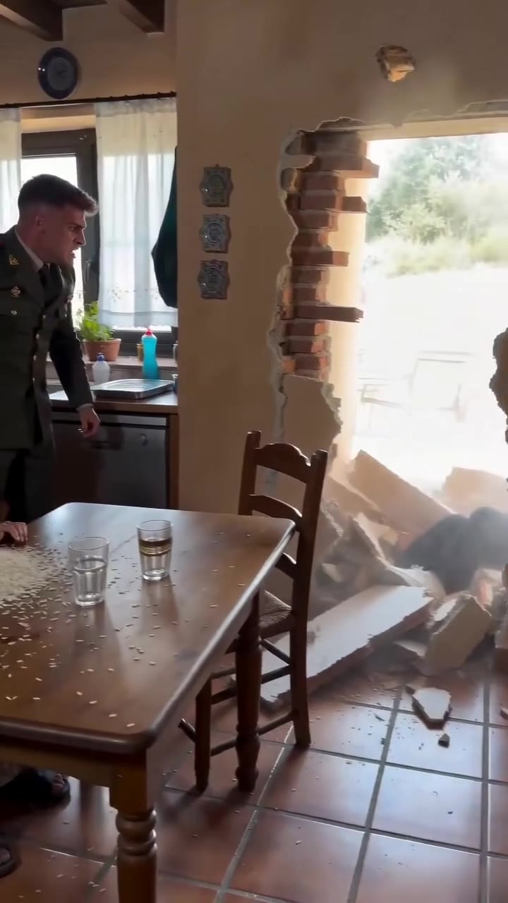 Mi esposa humilló a mi madre sin saber que yo había vuelto del frente