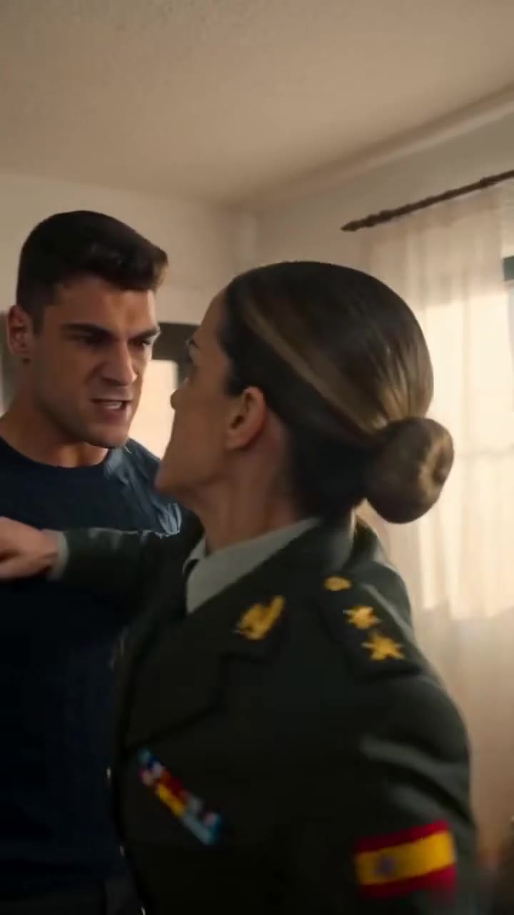 Mi esposo me abandonó en pleno dolor, pero mi hermana militar le dio su merecido