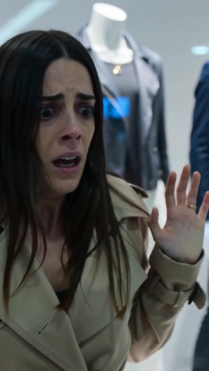 Mi esposo me acorraló en público sin saber que su peor enemiga me salvaría