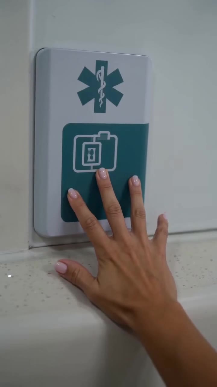 Mi esposo llevó a su amante a mi parto y un noble doctor me defendió