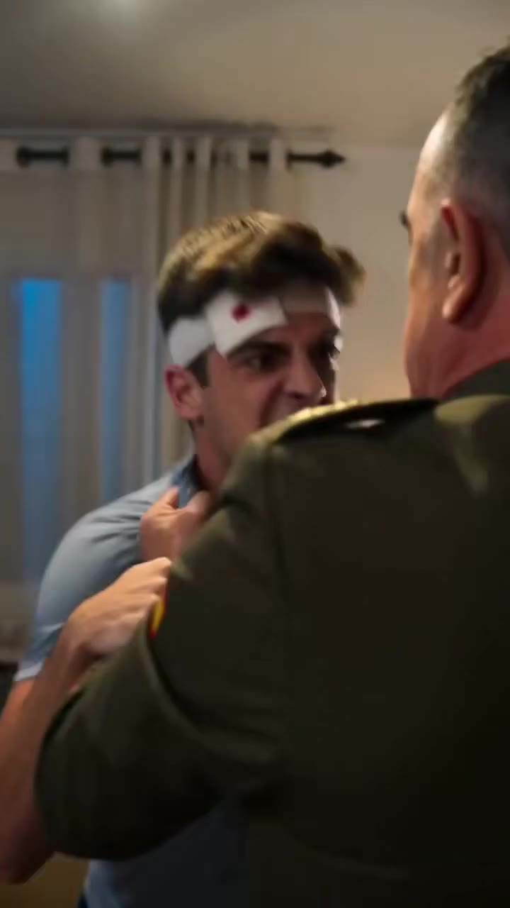 Mi esposo me atacó sin piedad, pero el uniforme de mi padre cambió todo