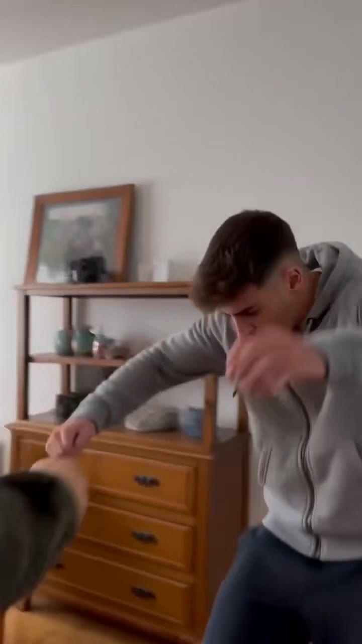 Mi esposo me humilló estando embarazada y mi hermana militar le dio su merecido