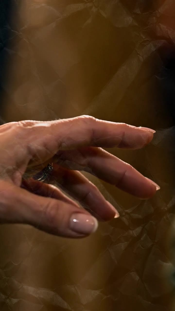 A Forgotten Mother’s Heart Awakens When a Dirty Boy Grabs Her Hand