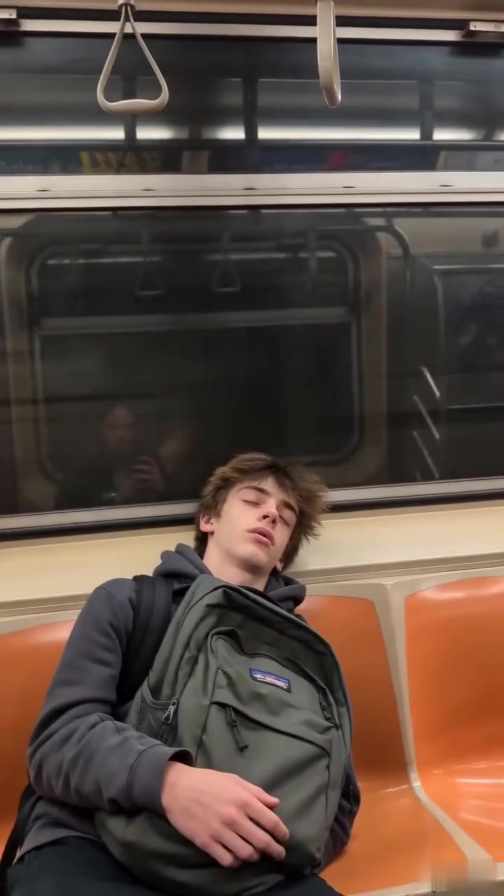 The Green Backpack on the Subway Revealed a Secret My Family Kept for Twenty Years