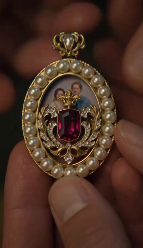 The Heirloom Locket Revealed a Hidden Daughter at the Worst Possible Moment