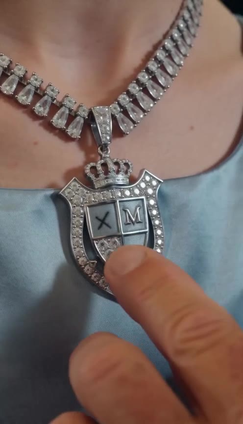 The Hidden Mark on a Broken Necklace Exposed a Wealthy Family's Darkest Secret