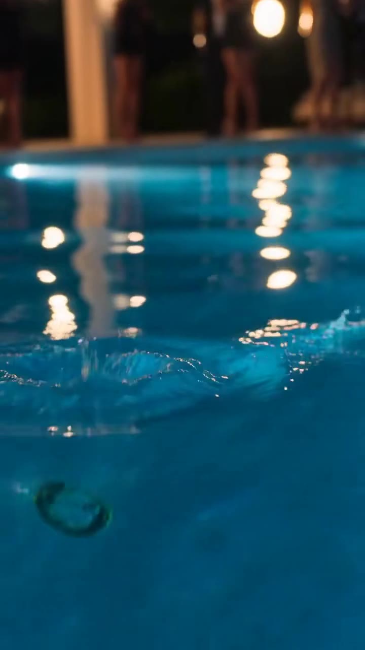 Humilló a la criada en la piscina sin saber quién era su padre en realidad