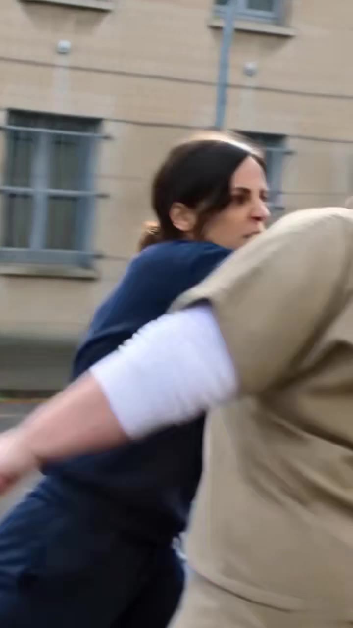 Une jeune détenue protège une vieille dame et déclenche une guerre en prison