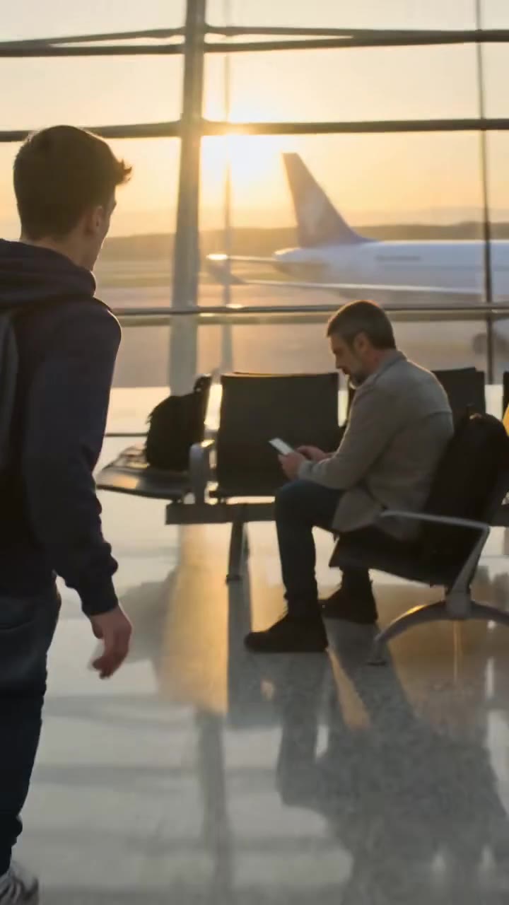 Un joven aterrorizado me pidió ayuda en el aeropuerto y desenterró mi peor secreto