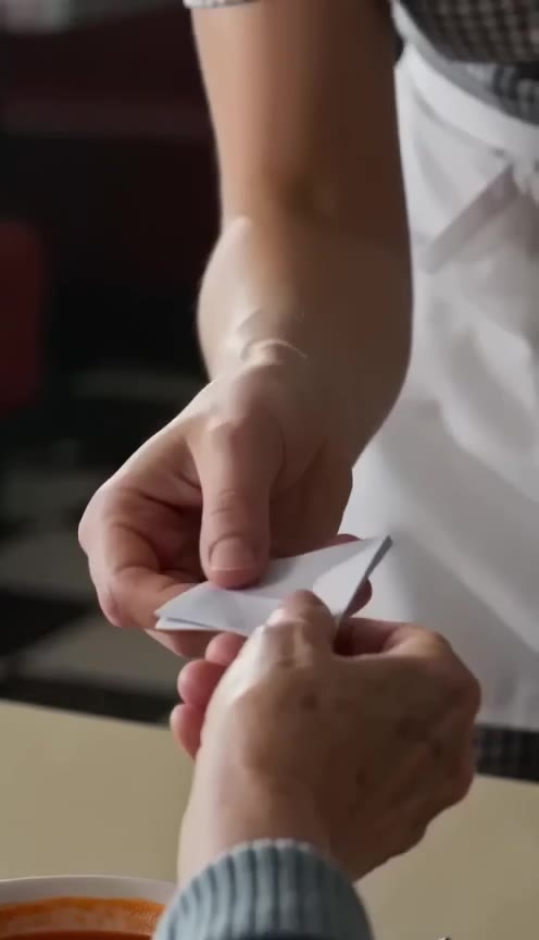 A Kind Waitress Bought an Elderly Woman Soup and Received a Life-Changing Note