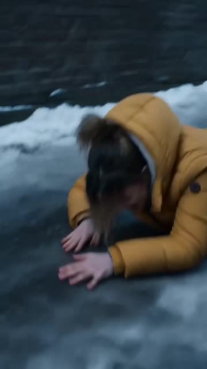 Une femme risque sa vie pour sauver un adolescent traqué dans la neige