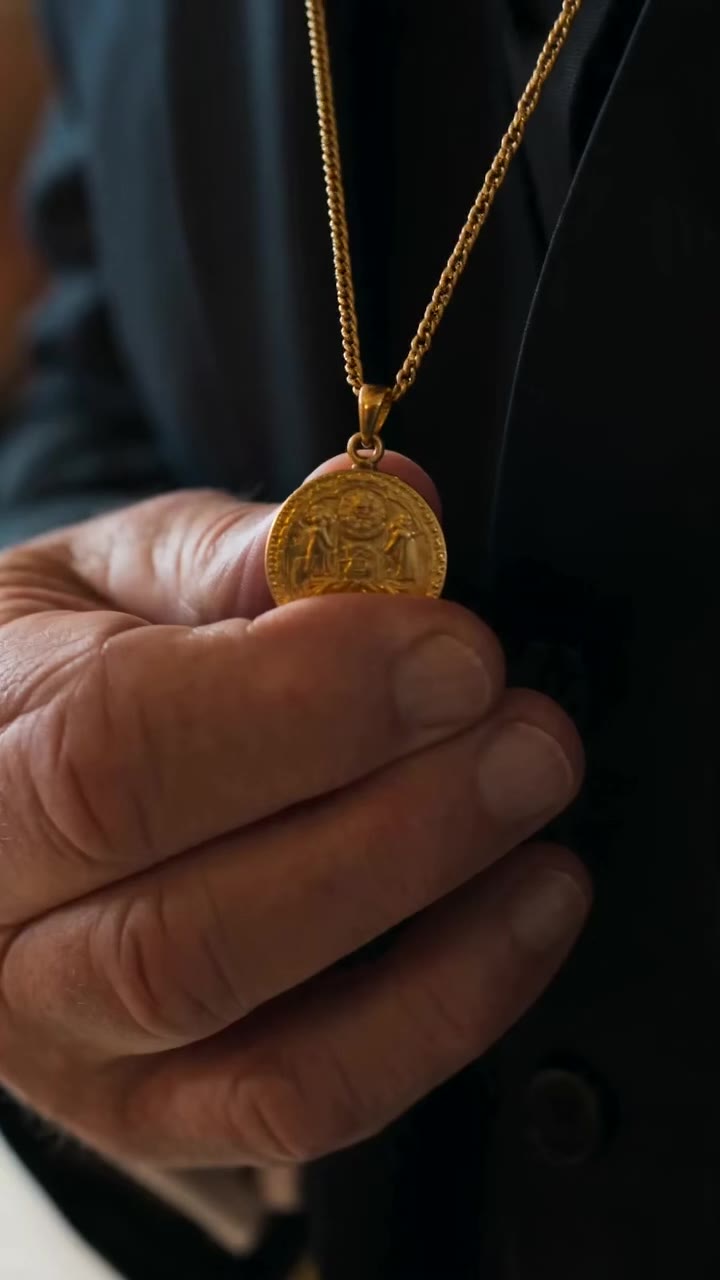 L'incroyable secret du médaillon d'or qui a bouleversé le destin de Clara